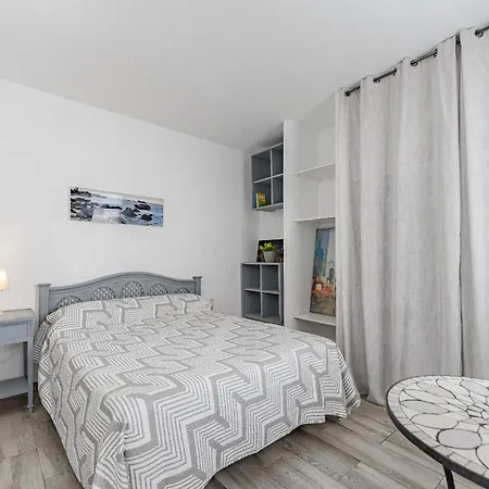 Primavera Tranquil Retreat 2-bedroom With Balcony, Garden View & Fiber Wifi Arona (Tenerife)