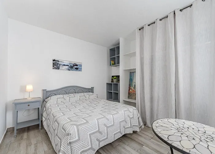 Primavera Tranquil Retreat 2-bedroom With Balcony, Garden View & Fiber Wifi アロナ