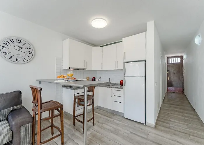 Primavera Tranquil Retreat 2-bedroom With Balcony, Garden View & Fiber Wifi アパート アロナ