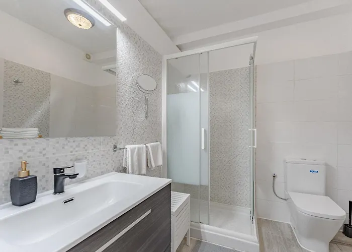 Primavera Tranquil Retreat 2-bedroom With Balcony, Garden View & Fiber Wifi アパート