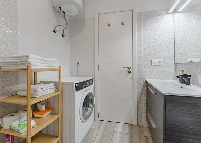 アパート Primavera Tranquil Retreat 2-bedroom With Balcony, Garden View & Fiber Wifi アロナ